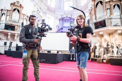 Livekamera mit EasyRig und Steadycam